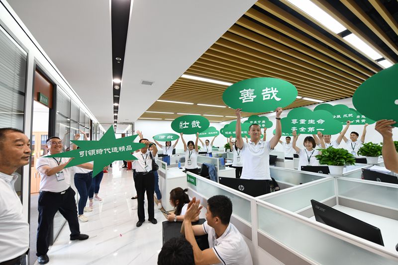 第十二工程公司唱跳、手舉寫有企業(yè)文化標(biāo)語的KT板_副本