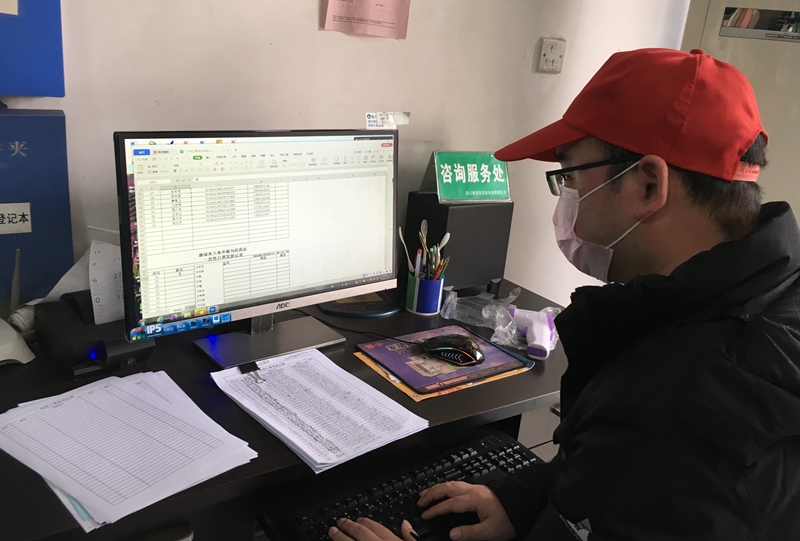 王建對領(lǐng)取口罩的人員核對信息、錄入信息