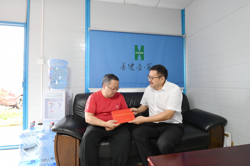 慰問四川省黨內(nèi)關愛資金幫扶對象袁小寧_副本