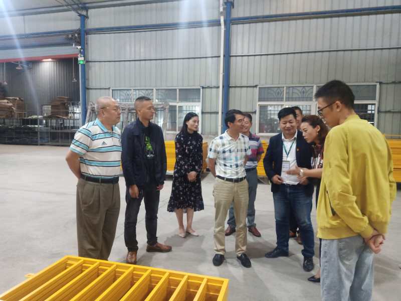 公司領(lǐng)導(dǎo)現(xiàn)場(chǎng)指導(dǎo)永安公司定型化工具式防護(hù)產(chǎn)品 著力提升公司“鐵軍”市場(chǎng)品牌 公司領(lǐng)導(dǎo)現(xiàn)場(chǎng)指導(dǎo)永安公司定型化工具式防護(hù)產(chǎn)品 著力提升公司“鐵軍”市場(chǎng)品牌